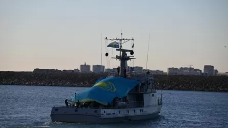 Моряки пронесли флаг Казахстана по Каспию 