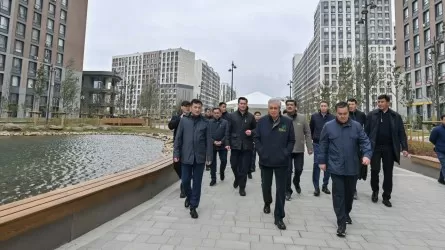 Токаев осмотрел бульвар Greenline в районе «Нура»