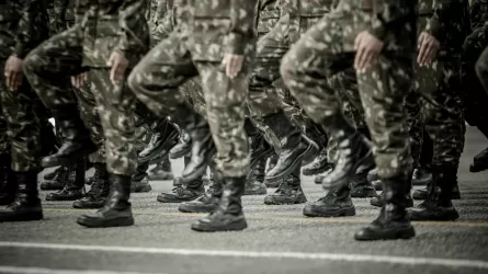 Алматыда сарбаз әскери бөлім ғимаратының 3-қабатынан құлады