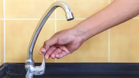 Холодную воду отключат в двух районах Алматы