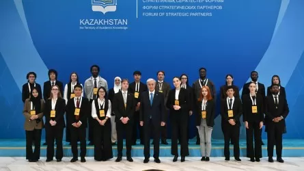 Студент из Франции поговорил с Токаевым на казахском языке 