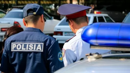Түркістан облысында 2 полицей тәркіленген есірткіні сатып жатқан жерінен ұсталды