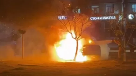 Ақтауда жол апатына түскен автокөліктің күлі көкке ұшты