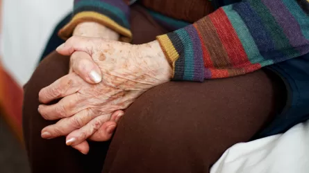 Атыраулық зейнеткердің көзіне сірке қышқылын шашып, алтындарын тонап кетті