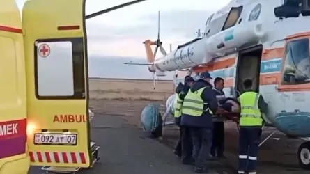 Вертолет МЧС эвакуировал тяжелобольного из ЗКО 