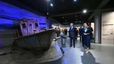 Тысячи экспонатов увидел Токаев в музее Кызылординской области