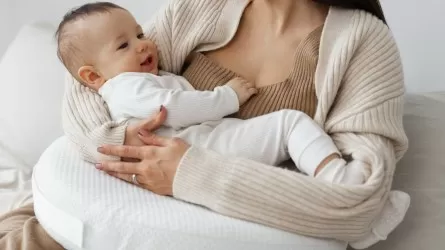 Тірі ұлын «өлтіріп», 100-ге жуық әріптесінен ақша жинаған астаналық әйел сотталды