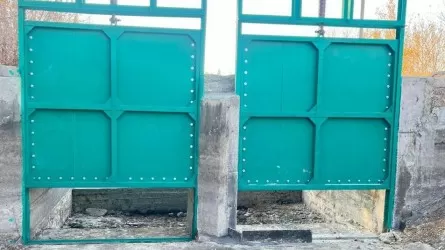 На одном из водохранилищ ремонтируют шлюзы в Карагандинской области 