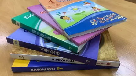 В Казахстане обсуждают новые школьные учебники 