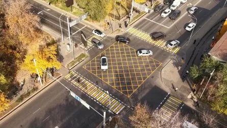 На десяти оживленных перекрестках Алматы появилась новая разметка