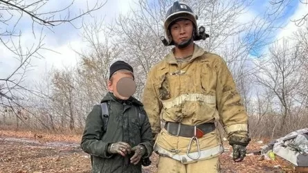 Застрявший в грязи ребенок не мог самостоятельно выбраться в Уральске 