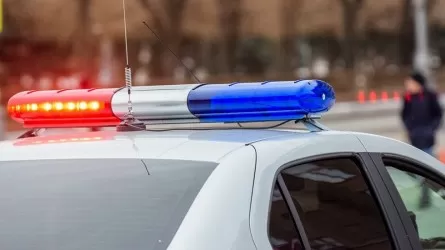 Полицейского без сознания нашли рядом с телом девушки в опорном пункте Караганды
