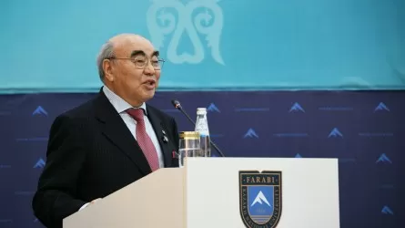 Қырғызстанның тұңғыш президенті Алматыда жасанды интеллект туралы дәріс оқыды