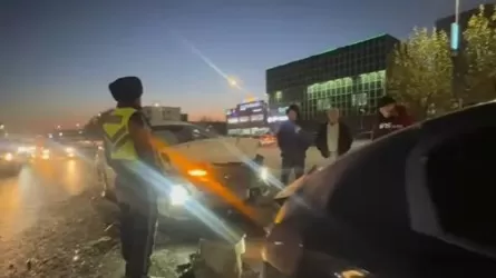 Семейде бес көлік соқтығысқан жаппай жол апаты болды