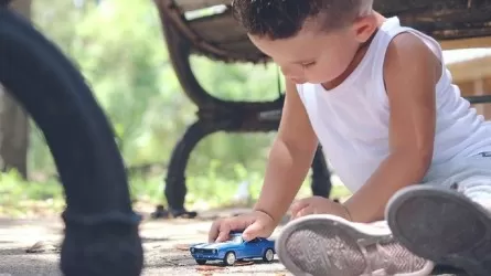 Каждый седьмой казахстанец не может уделить время своим детям из-за работы 