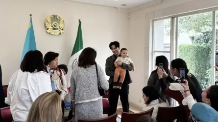 Димаш Құдайберген Мехикода бүлдіршіннің тұсауын кесті