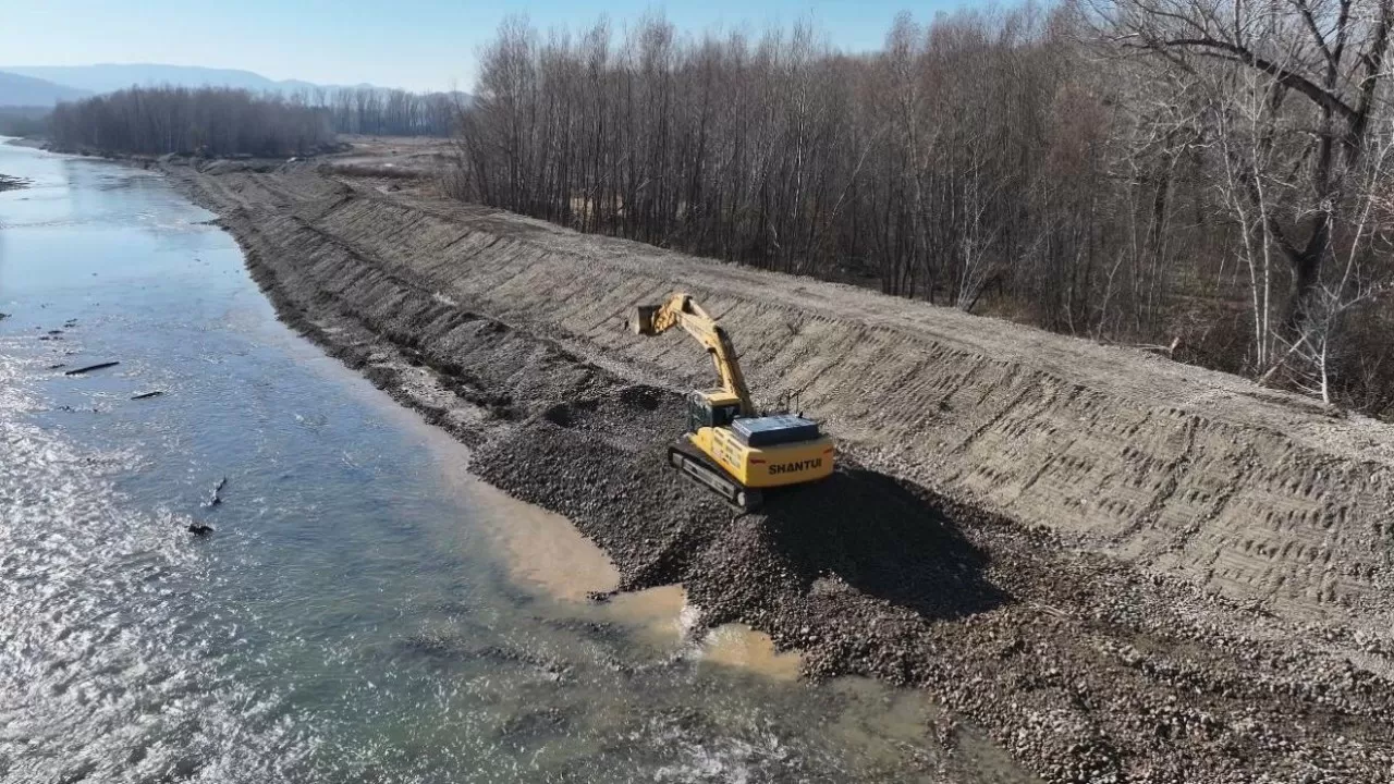 В ряде регионов РК укрепляют дамбы и мосты