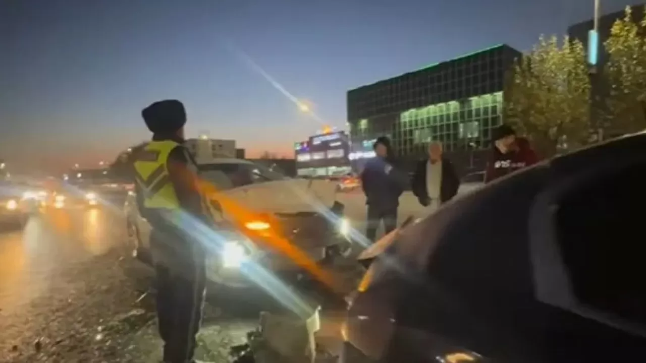 Семейде бес көлік соқтығысқан жаппай жол апаты болды