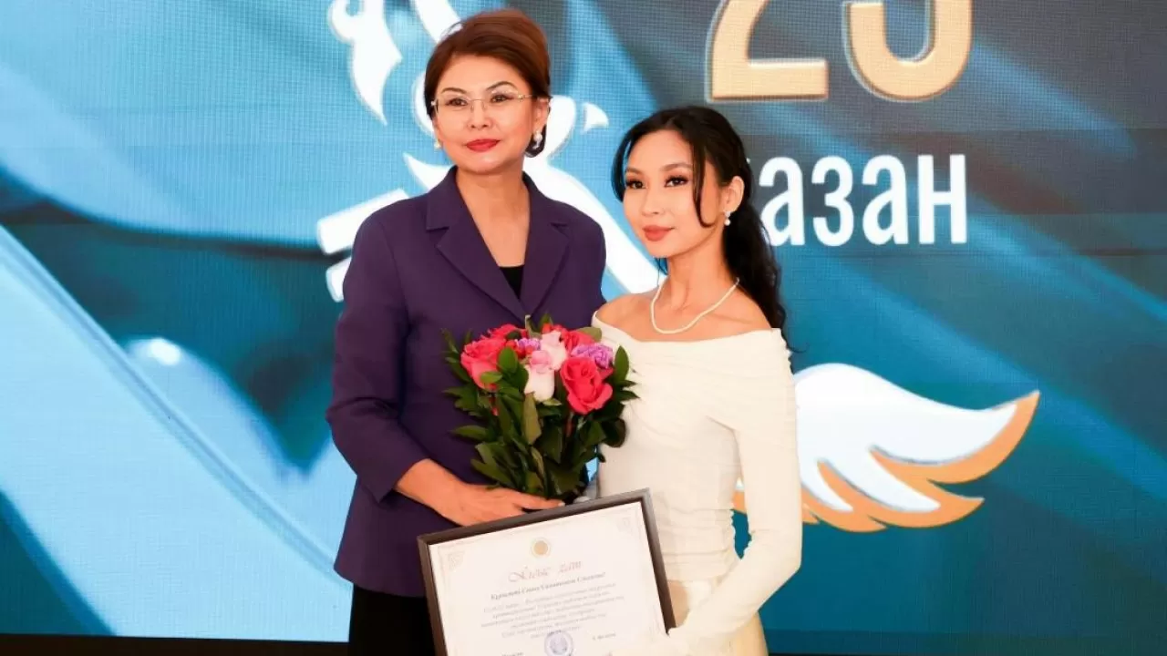 Аида Балаева 18 дарынды өнерпазды марапаттады