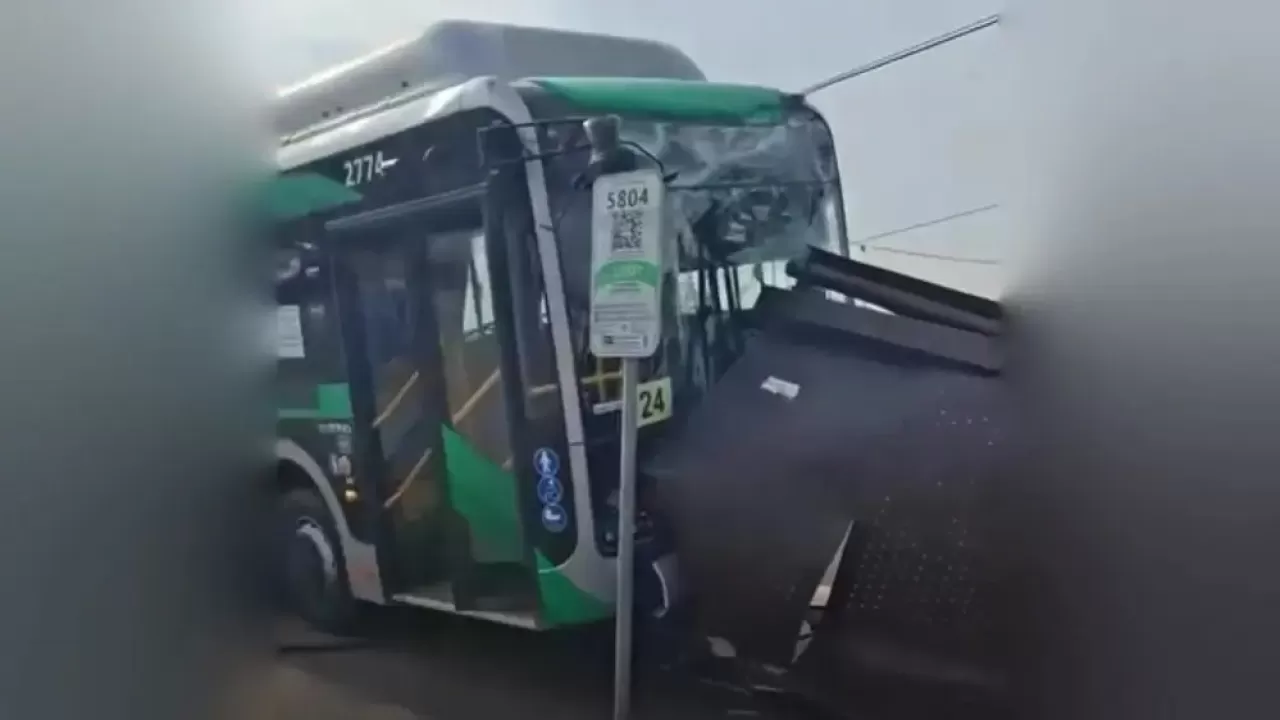 Алматыда автобус аялдамада тұрған адамды қағып кеткен