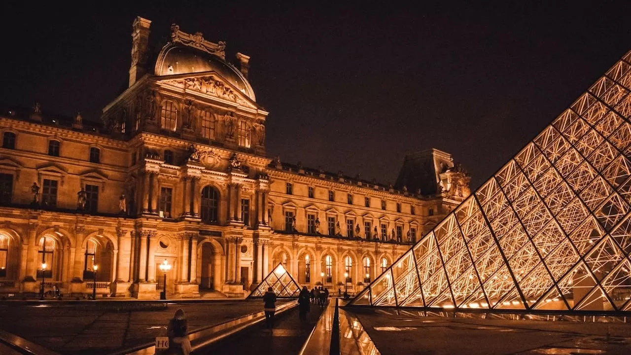 Ограбление Лувра: задержаны еще пять подозреваемых