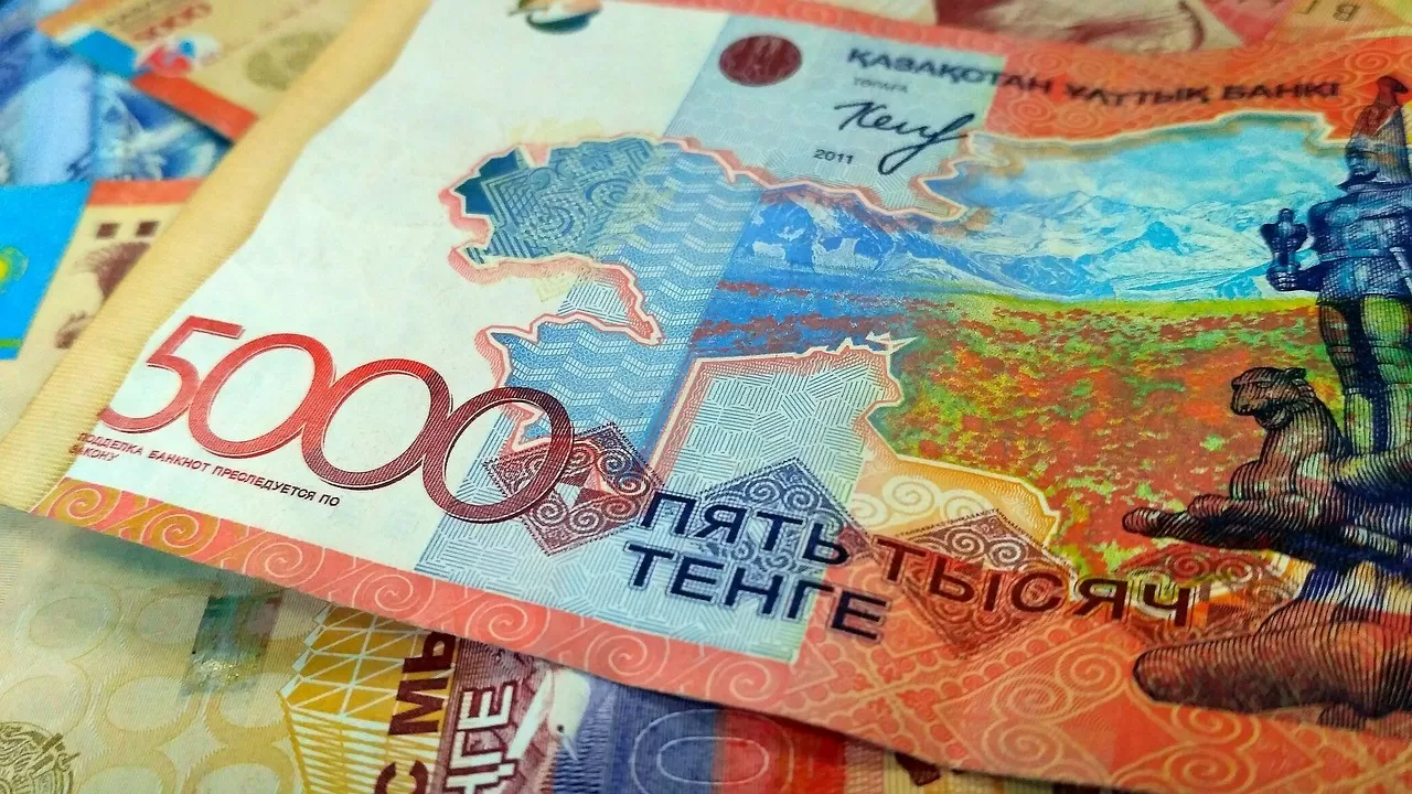 Средневзвешенный курс тенге на KASE в понедельник укрепился на 0,3%