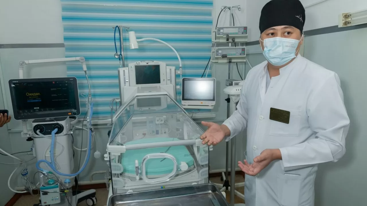 Роддом Жаркента получил полный комплект реанимационного оборудования для новорожденных 