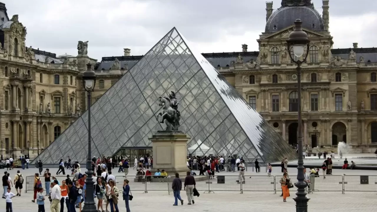 Луврда қауіпсіздік күшейеді: 2026 жылға дейін 100 камера орнатылады