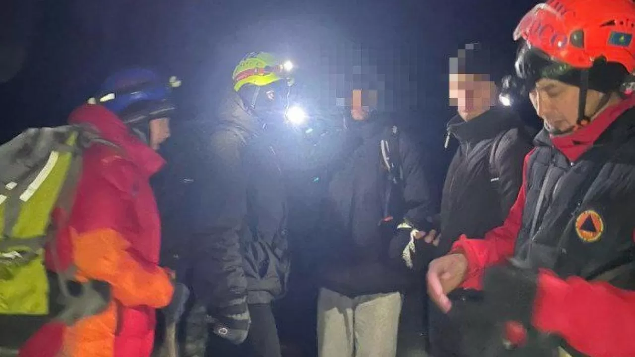 Спасатели сняли туристов с пика в Алматинских горах 