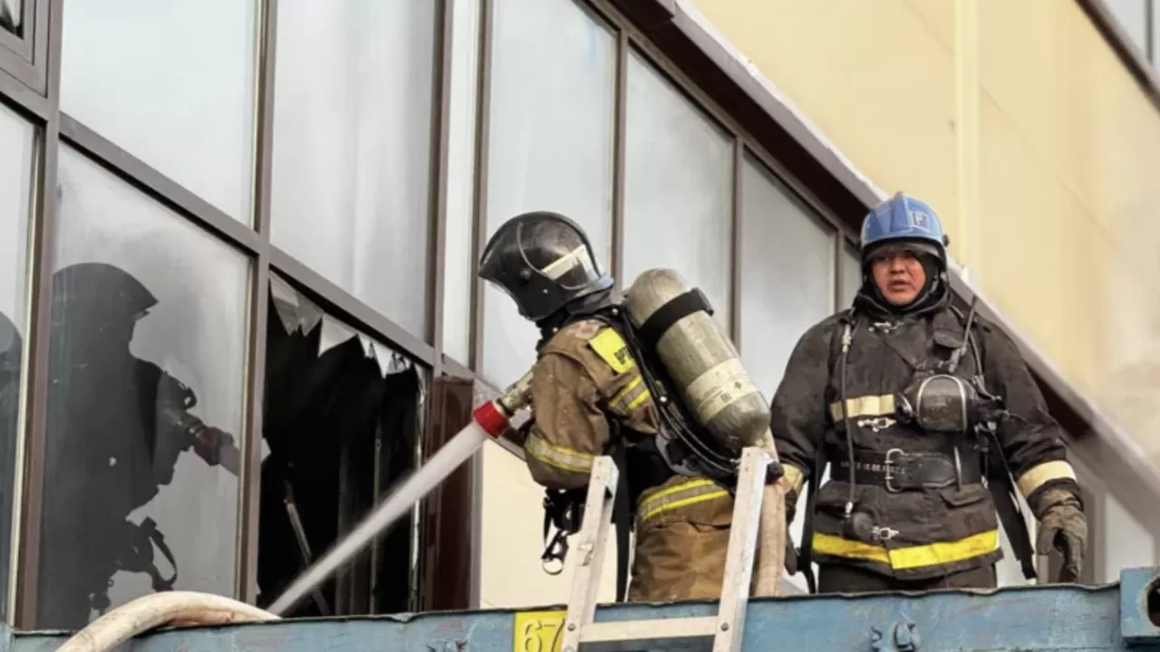 Алматыда жанармай құю станциясы мен дүкен өртенді