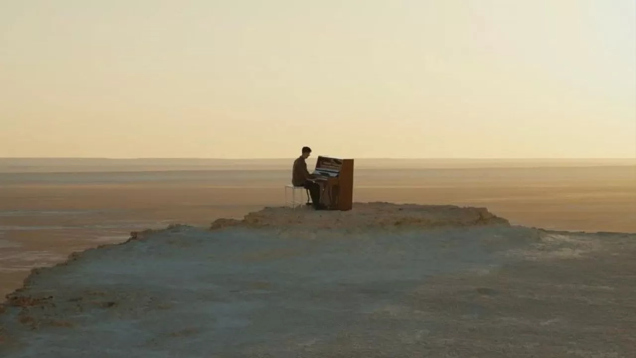 Ратович сыграл Ханса Циммера на фоне марсианских пейзажей Бозжыра 