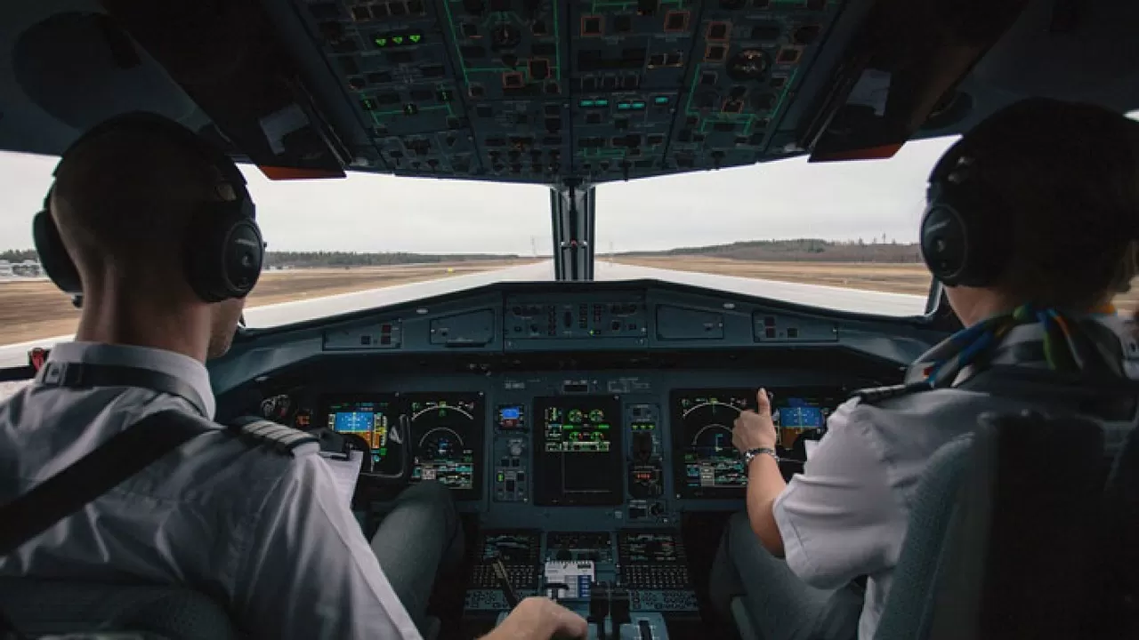 Алып компанияларды сан соқтырған алаяқ ұшқышқа тексеріс басталды