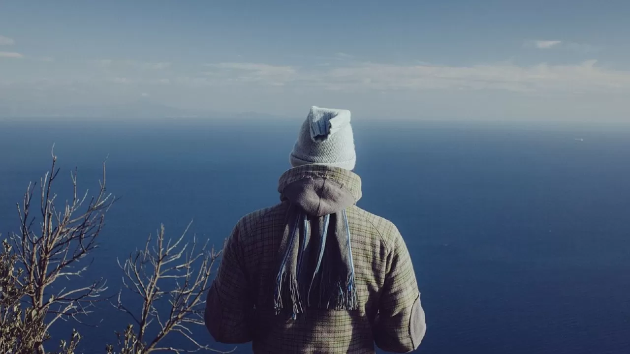 Врач объяснил риск прогулок без шапки в холод 