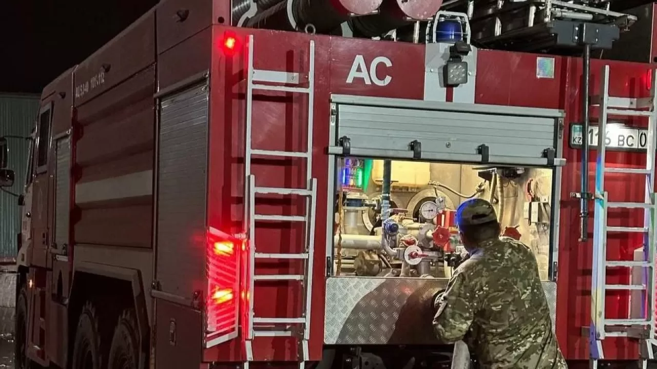 Көкшетауда құтқарушылар өрт қаупіне байланысты екі қалада 52 адамды эвакуациялады