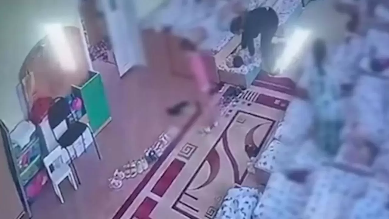 Семейде тәрбиеші ерекше баланы көрпемен басып ұйықтатқан