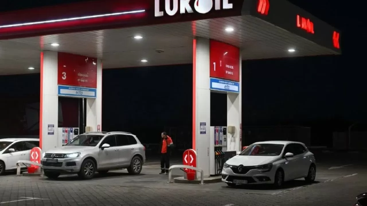 Британия отложила санкции против "Лукойла" 