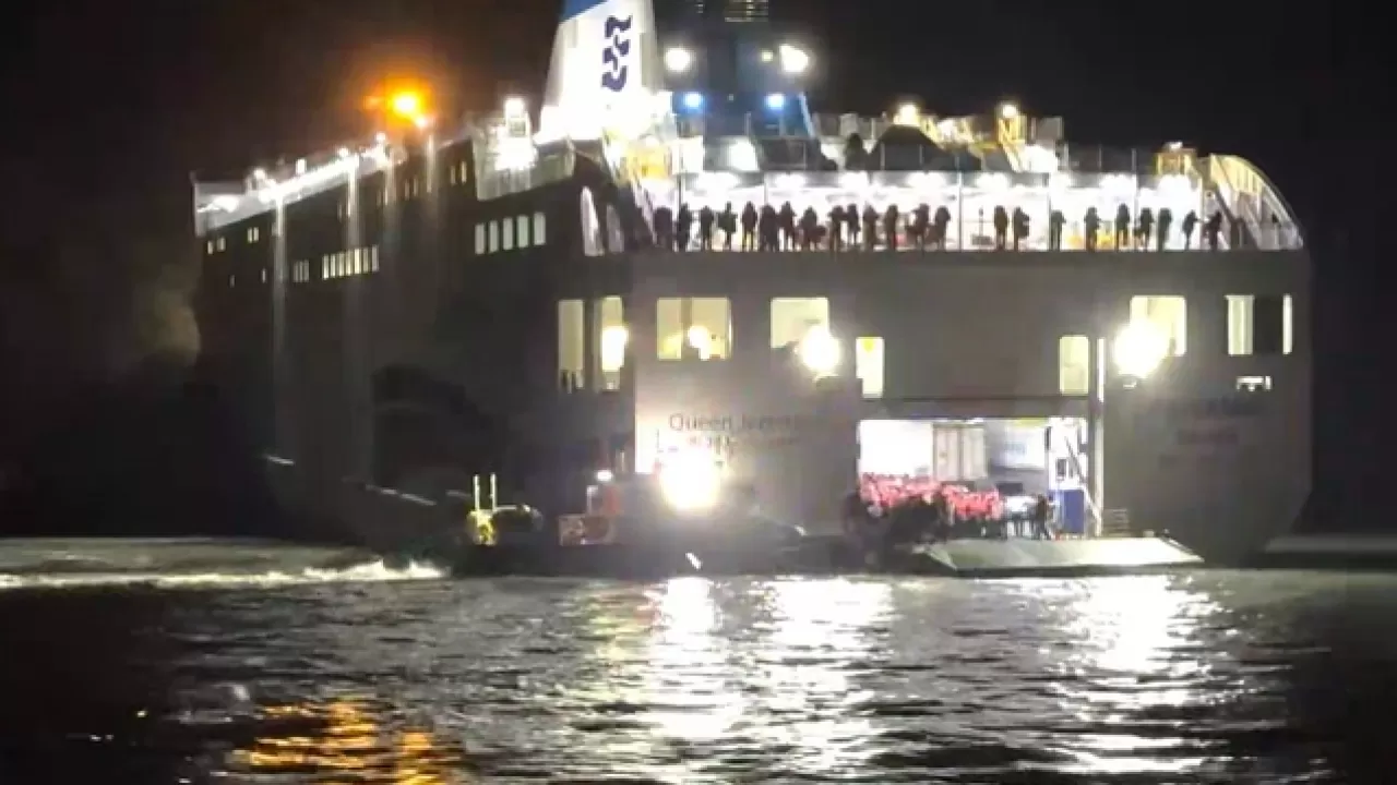 Паром с 260 пассажирами сел на мель у берегов Южной Кореи