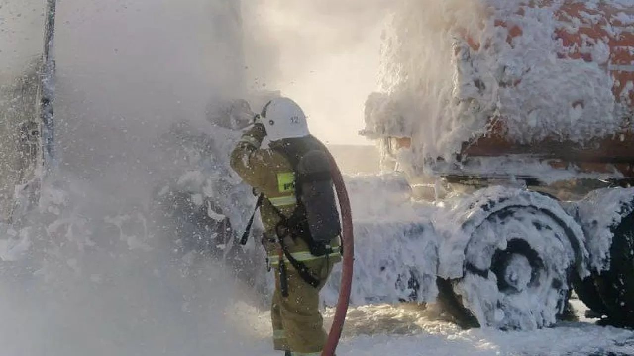 В Кызылординской области спасатели потушили нефтевоз