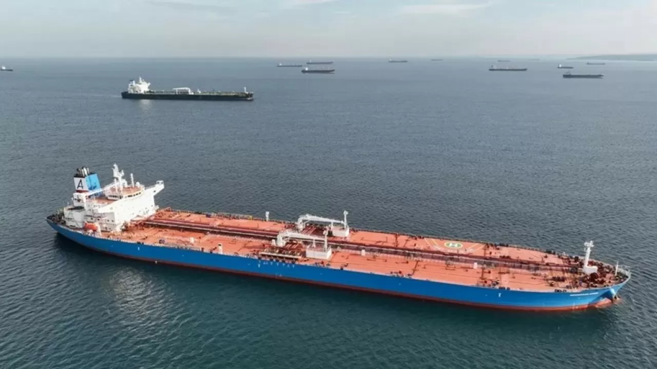 В мировом океане на танкерах скопился миллиард баррелей неотгруженной нефти