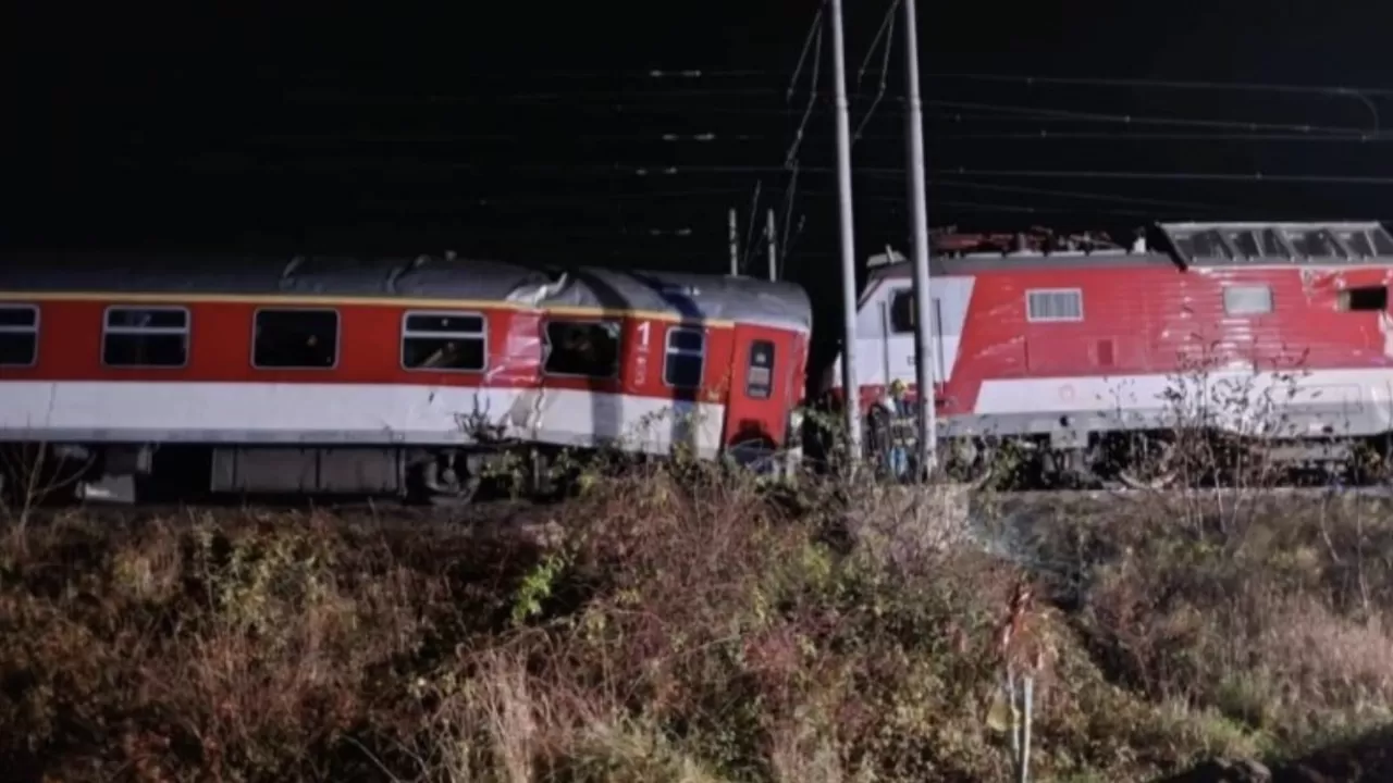 Словакияда екі пойыз соқтығысып, ондаған адам зардап шекті