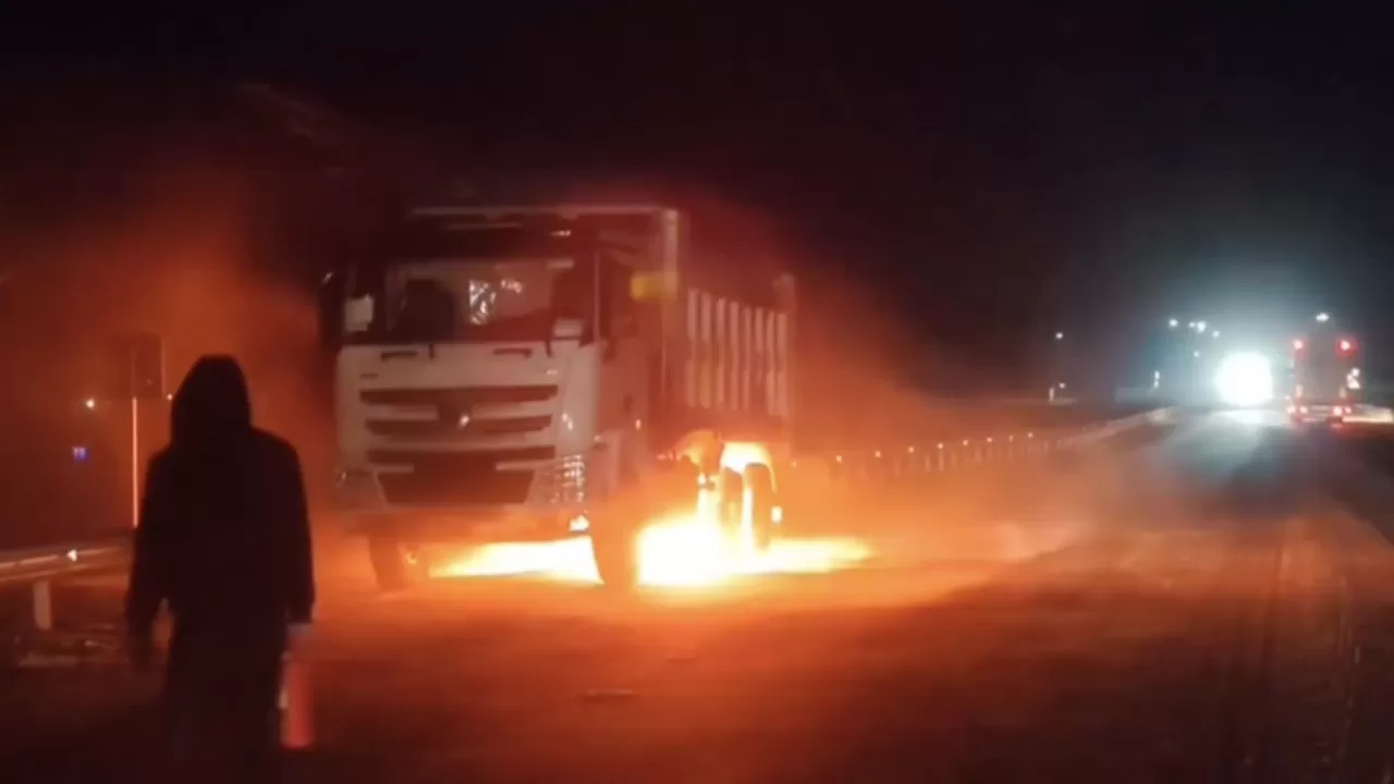 Алматы–Өскемен тас жолында жүк көлігі өртенді