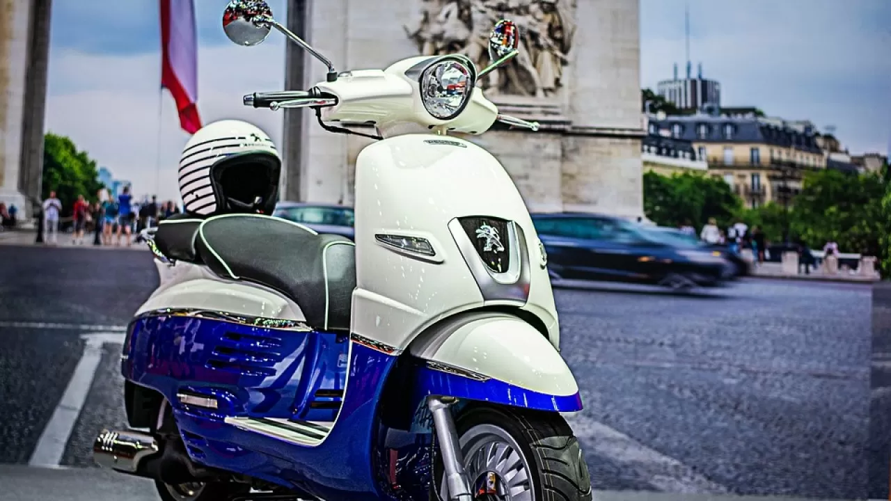 Мужчина бросил скутер прямо перед поездом в Таразе 