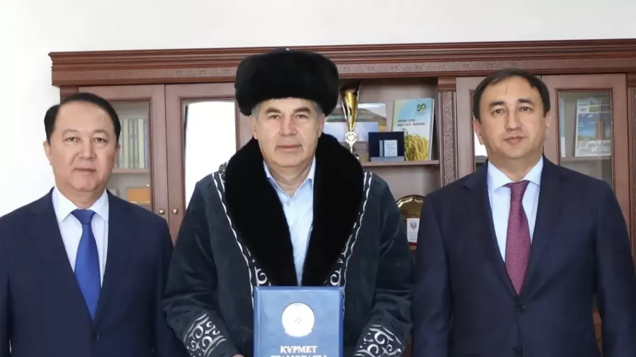 Қызылордалықтар "Қайсардың" бас бапкеріне шапан жауып шығарып салды