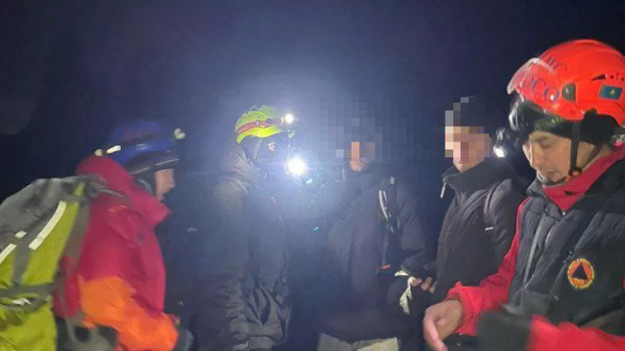 Алматыда шыңнан түсе алмай қалғандар құтқарылды