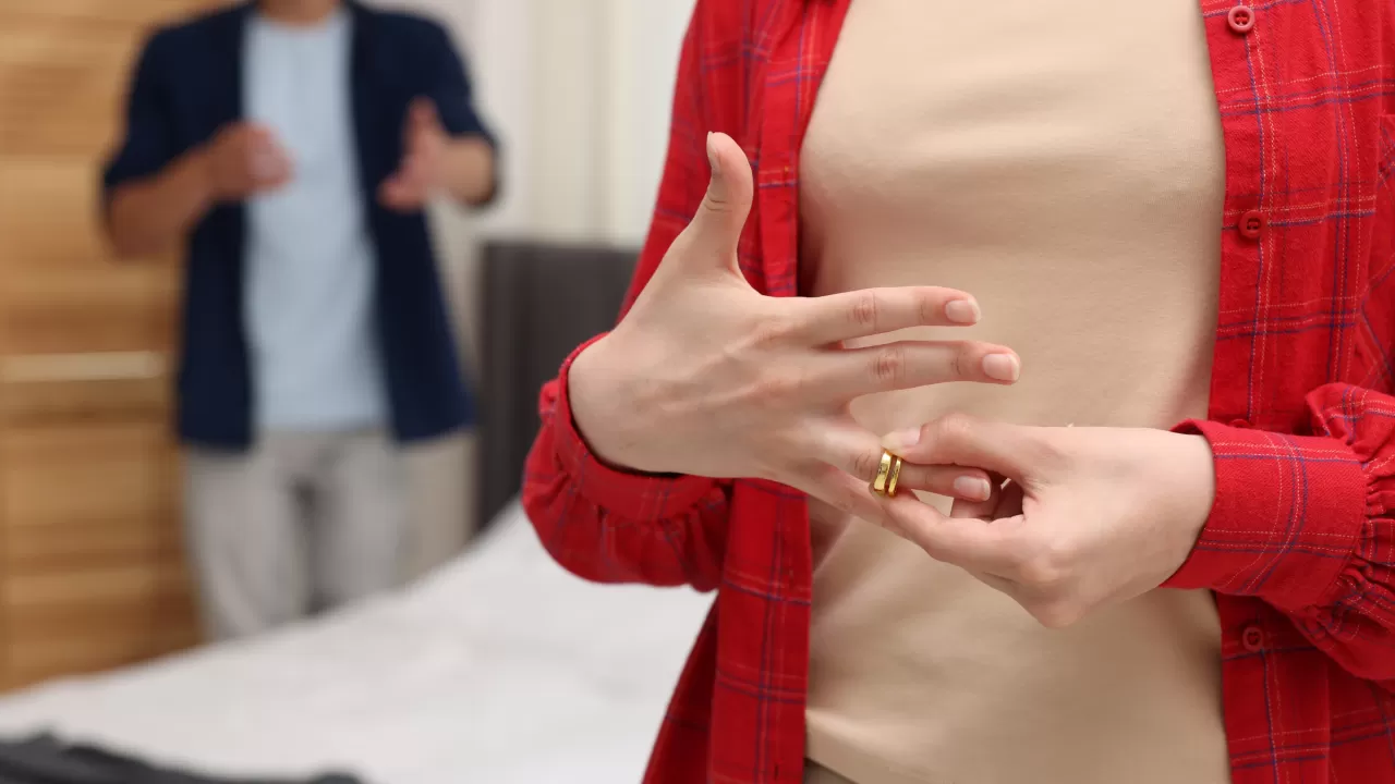 Мәжіліс депутаты "тоқал дауымен" елді екіге жарды