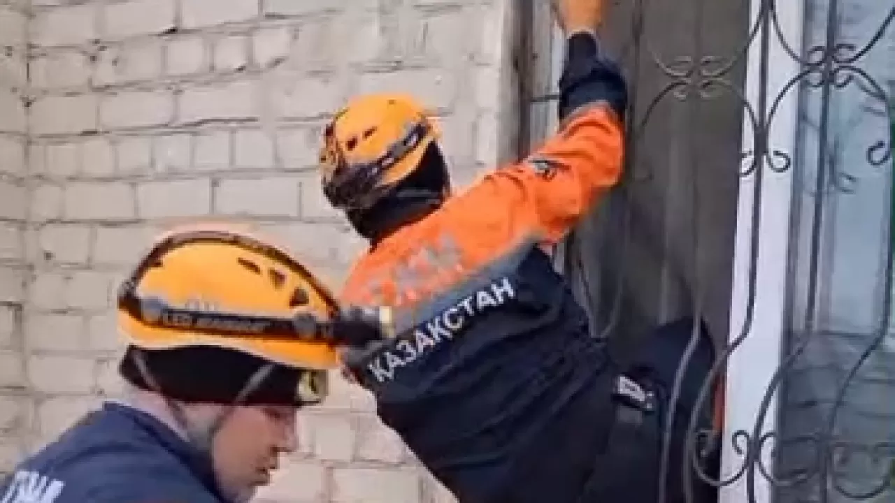 Спасатели освободили маленьких детей из ловушки дома в Кызылорде 