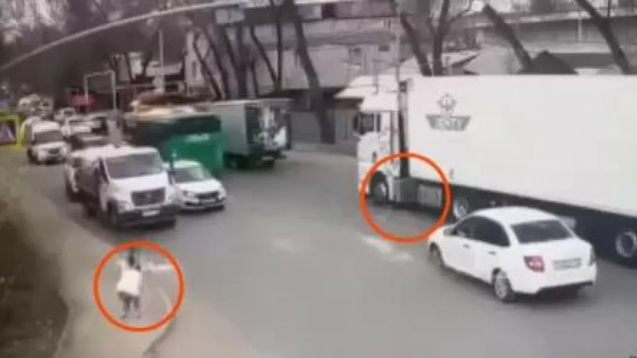Алматыда 7 жасар қызды жүк көлігімен қаққан жүргізушіге үкім шықты