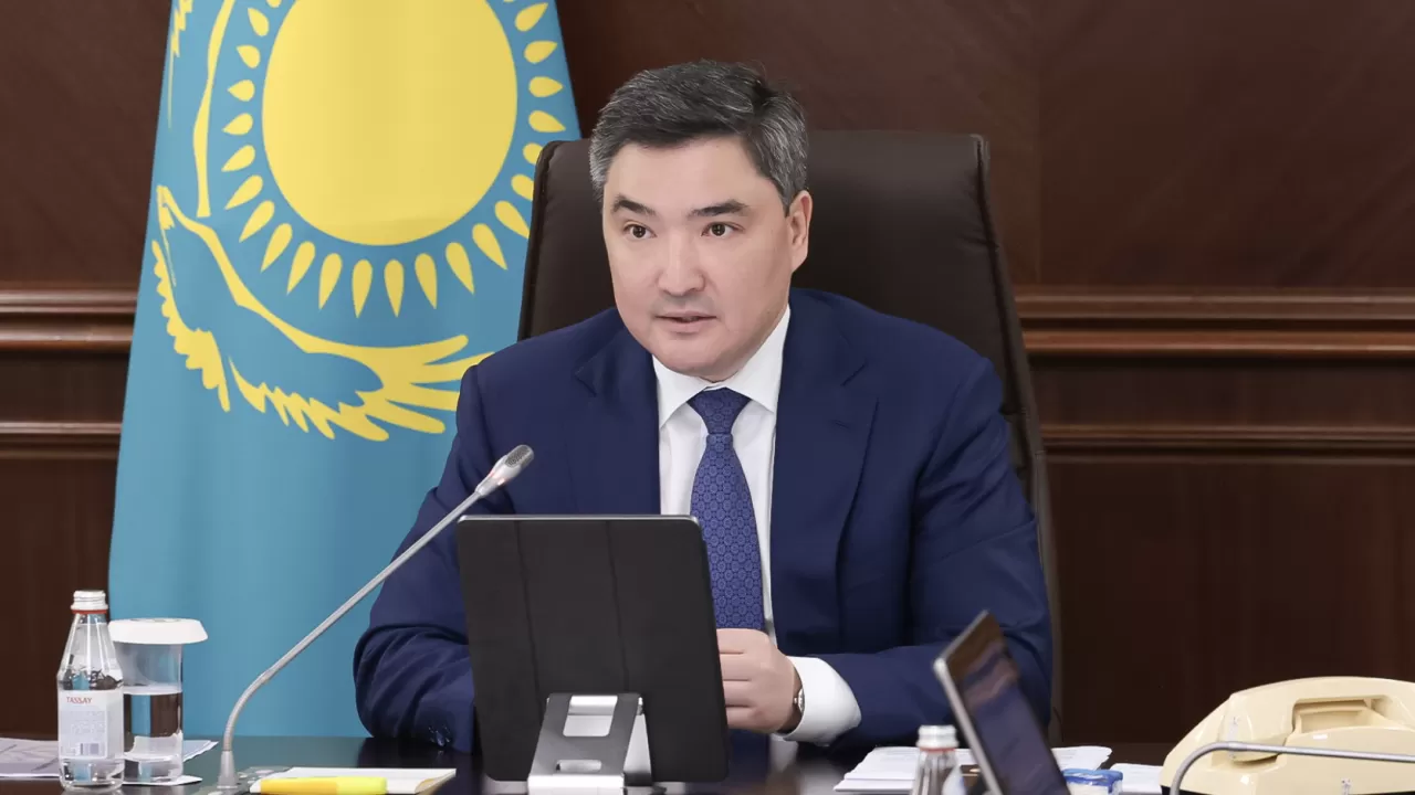 Үкімет басшысы Алғабас ауылында өрттен қаза тапқандардың отбасыларына көңіл айтты