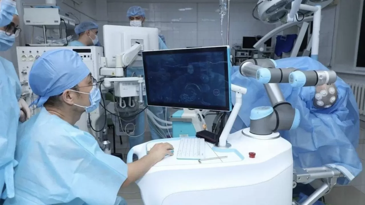 Алматыда дәрігерлер көзіне темір кірген науқастың көру қабілетін сақтап қалды   