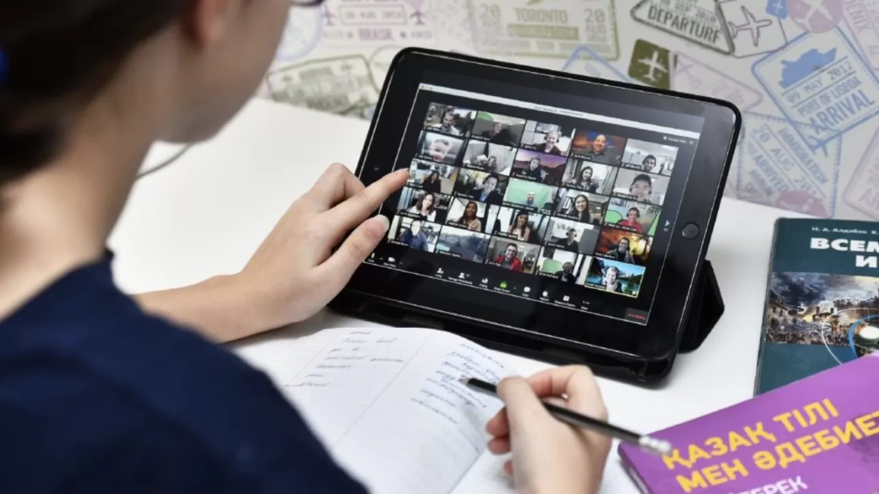 Абай облысында 10 мыңнан астам оқушы қашықтан оқуға көшірілді